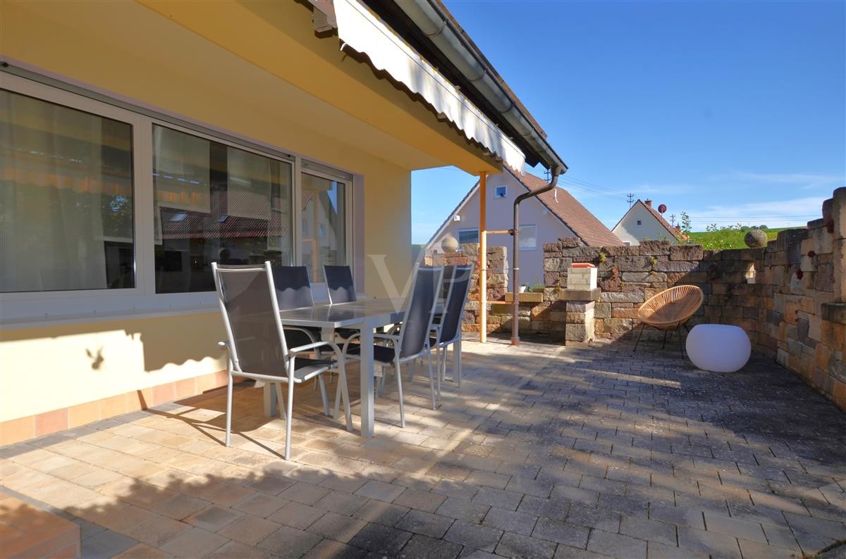 Terrasse hinter der Steinmauer