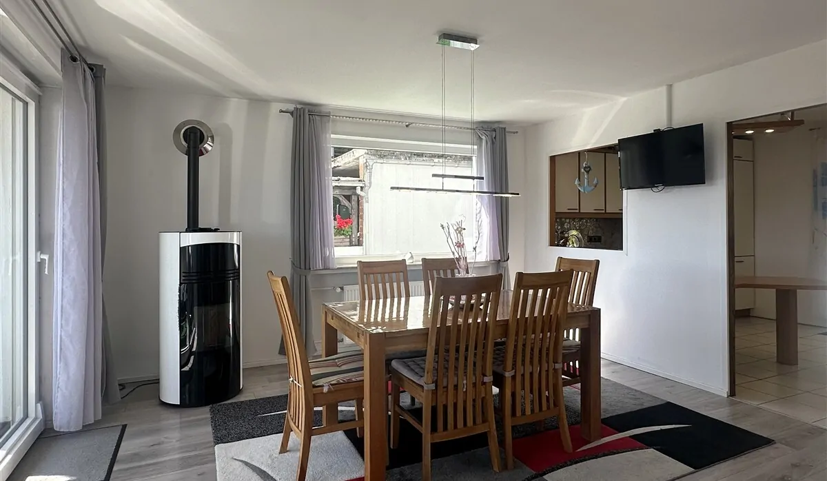 EG: Esszimmer mit Kamin