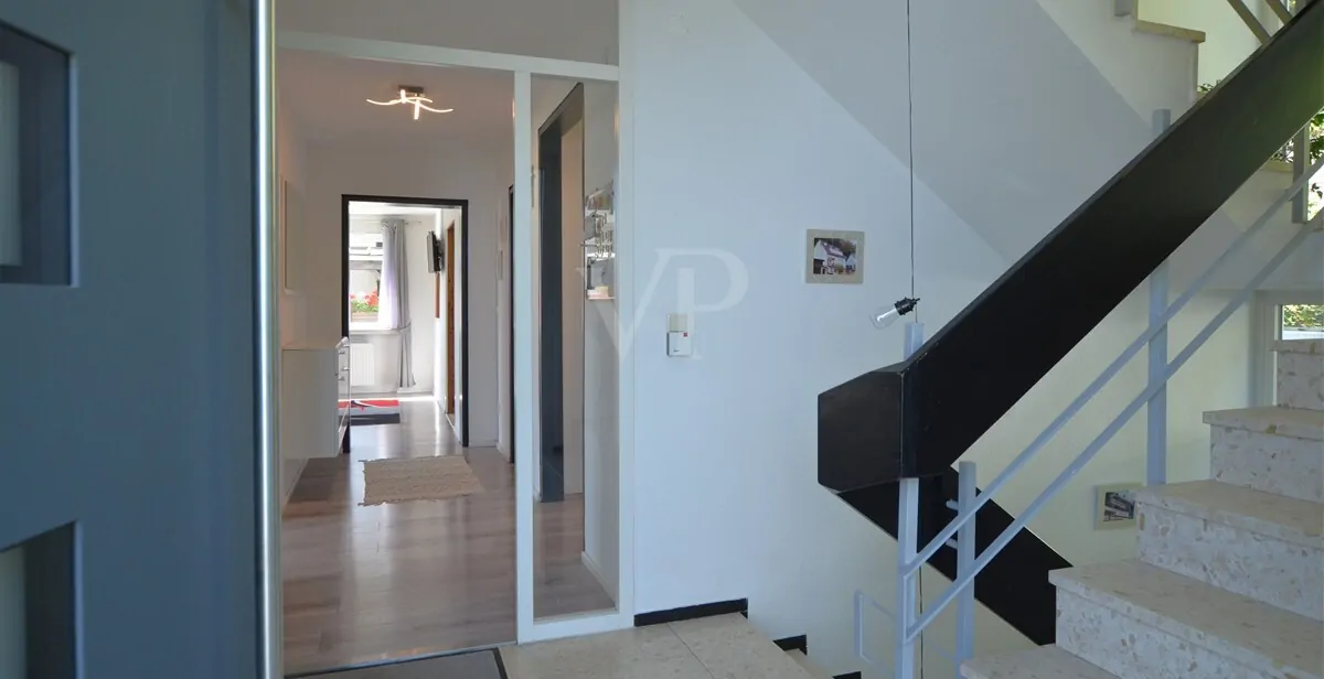 EG: Eingangsbereich mit Blick in den Flur