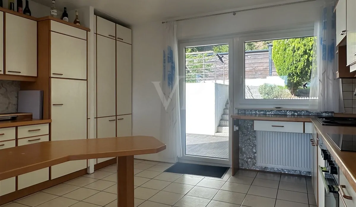 EG: Küche mit Zugang auf die Terrasse