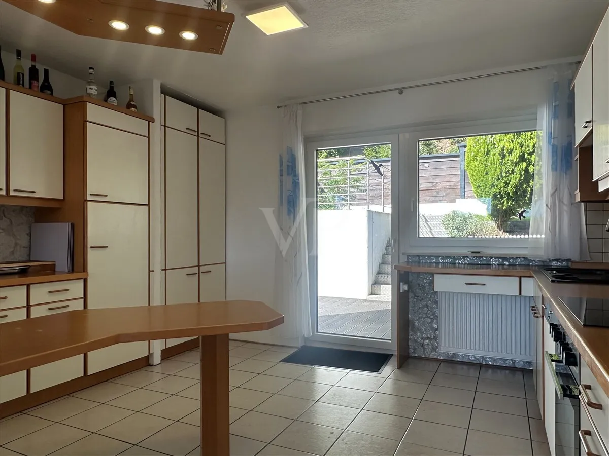 EG: Küche mit Zugang auf die Terrasse