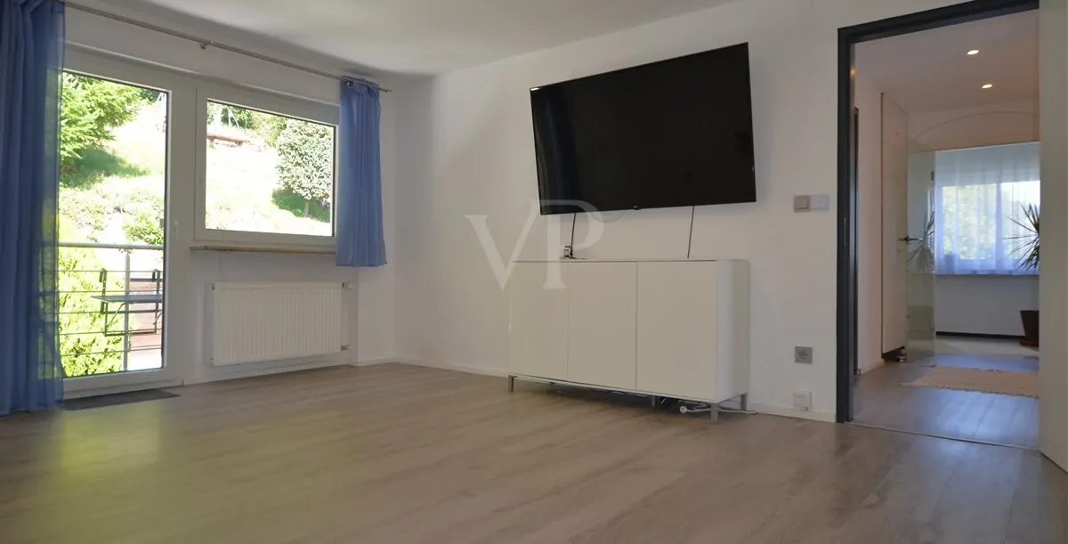 OG: Schlafzimmer mit Blick in Flur und Zugang auf Balkon