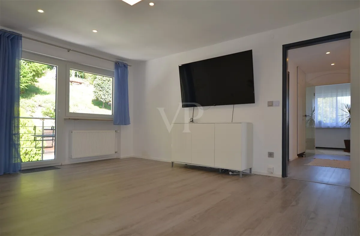 OG: Schlafzimmer mit Blick in Flur und Zugang auf Balkon