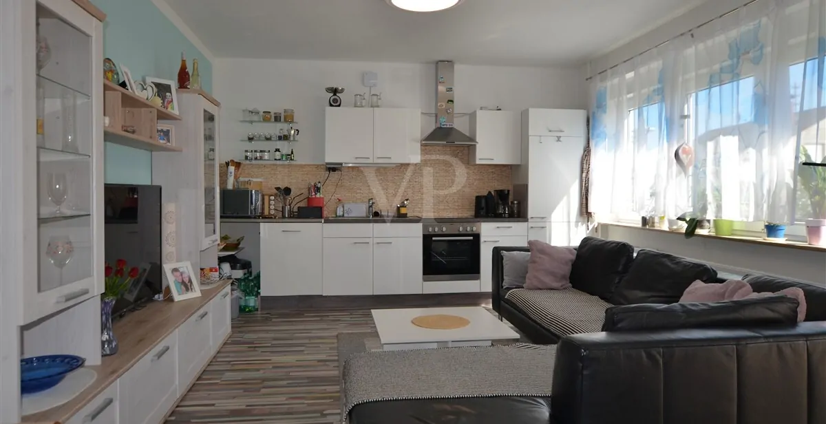 UG: Wohn-/Esszimmer mit Küchenzeile