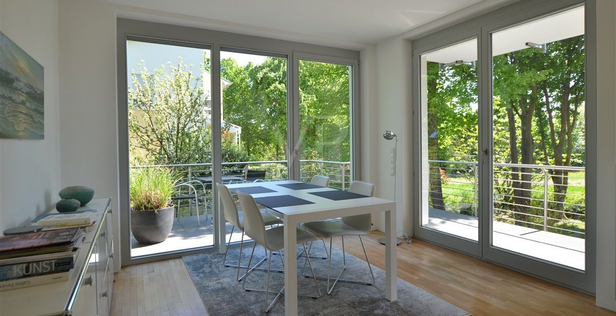 Esszimmer im Obergeschoss mit Zugang auf den Balkon