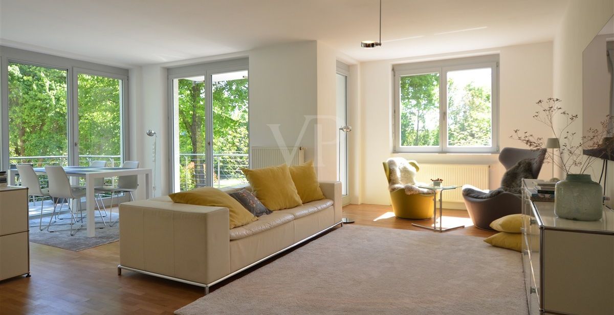Wohn-/Esszimmer im Obergeschoss mit Zugang auf Balkon