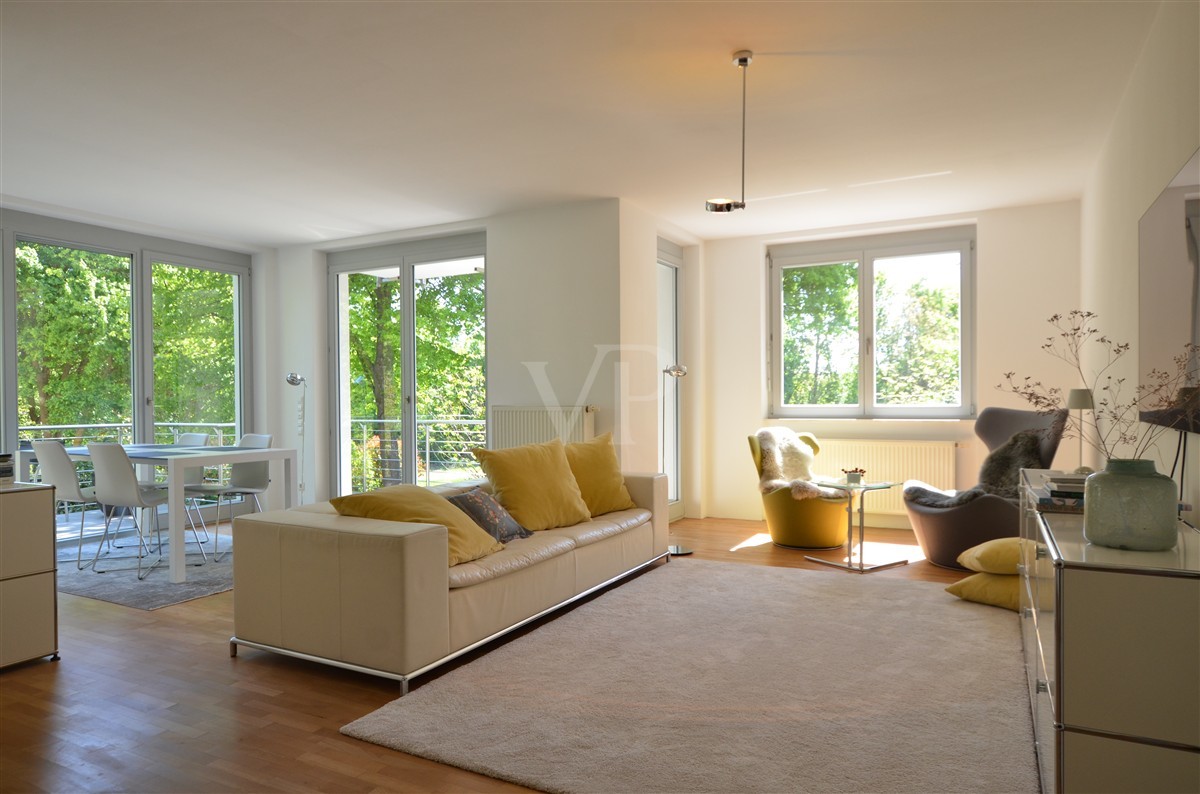Wohn-/Esszimmer im Obergeschoss mit Zugang auf Balkon