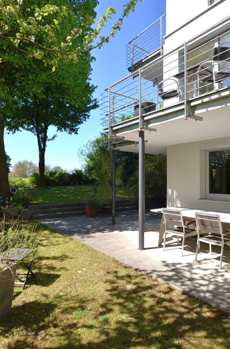 Blick vom Garten in Richtung Feldrandlage