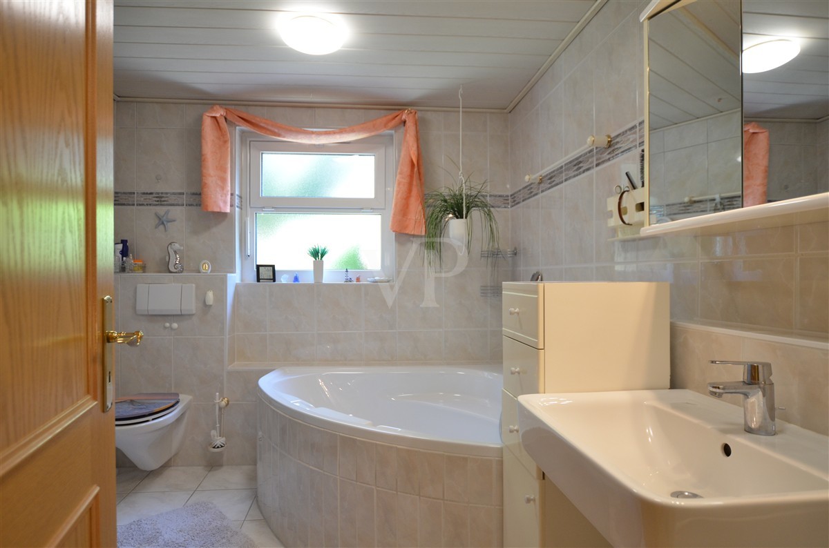 Tageslichtbad mit Eckbadewanne