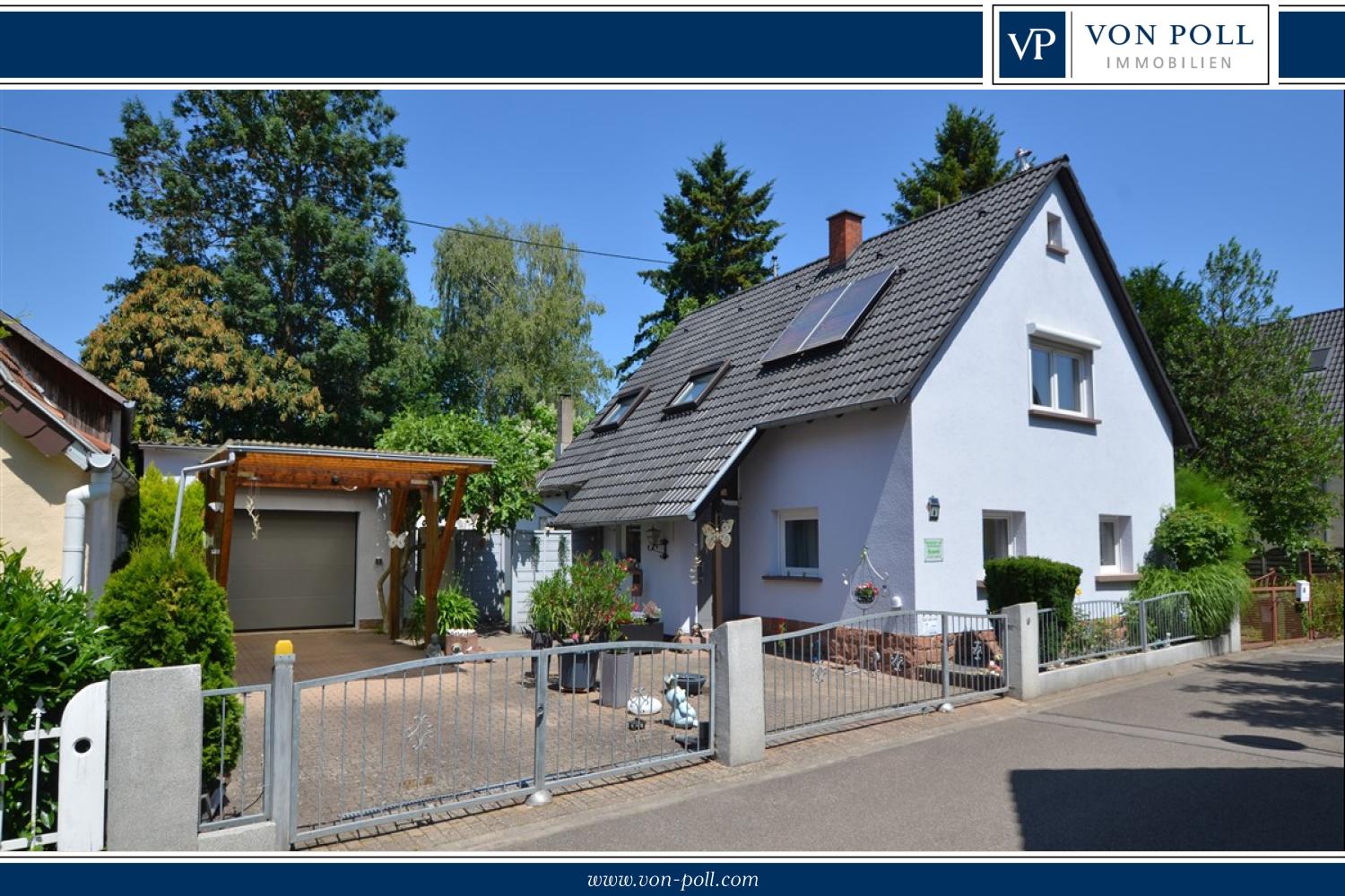 Einfamilienhaus mit Hof, Carport und Garage