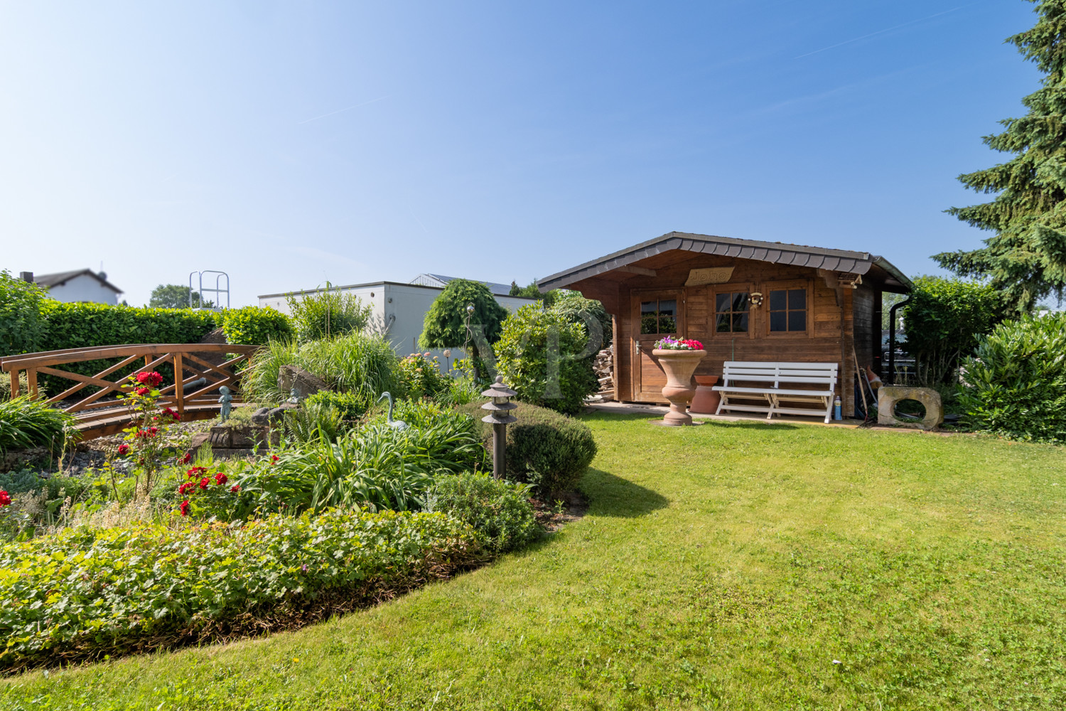 Teich mit Gartenhaus