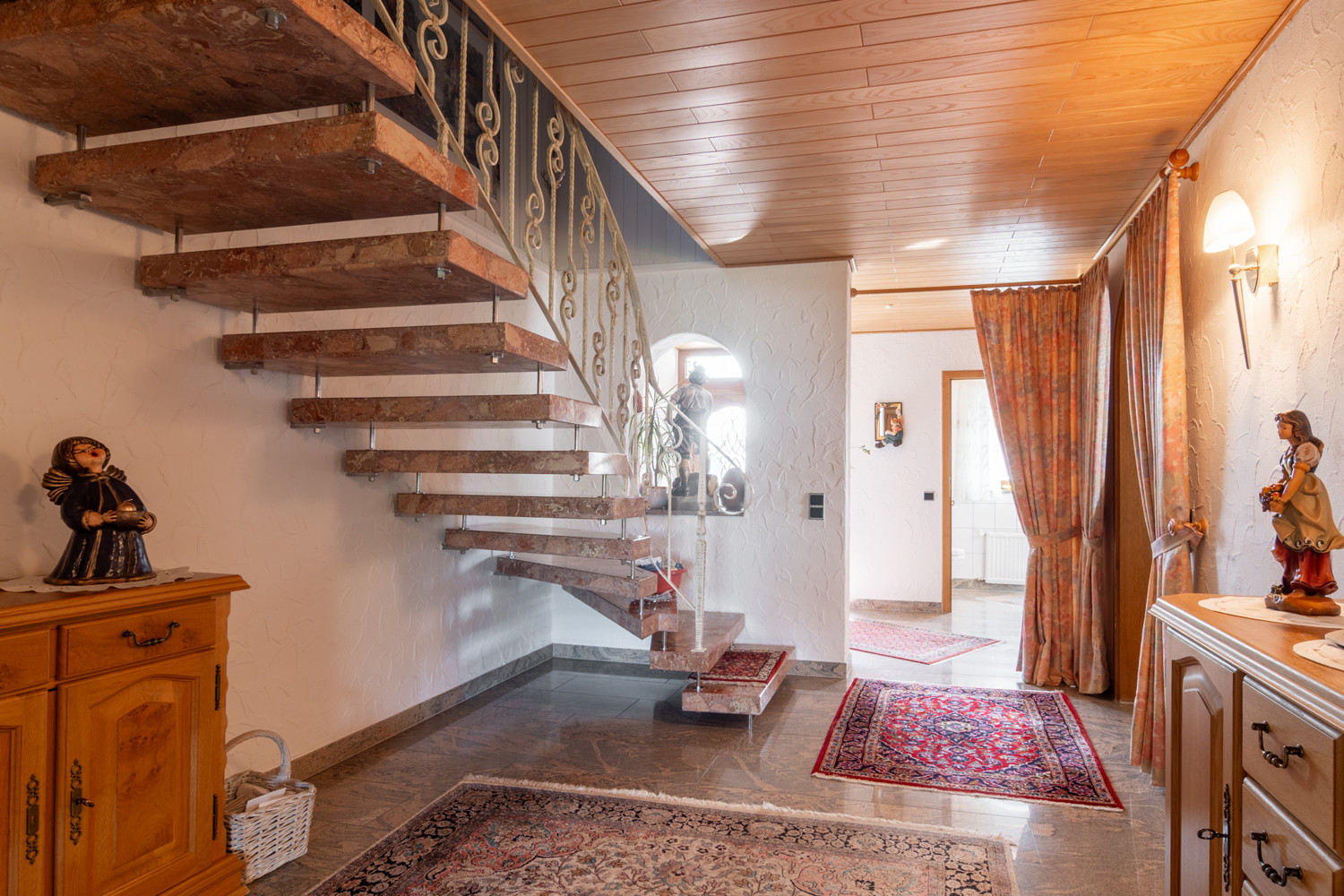 Flur mit Marmortreppe ins Dachgeschoss