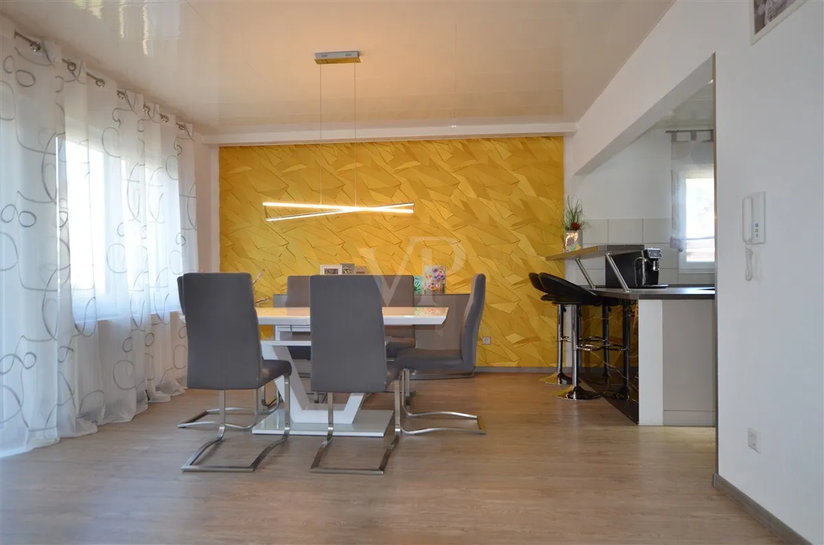 Esszimmer mit Blick in die Küche