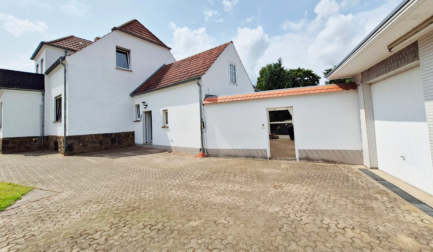 Hof mit Doppelgarage