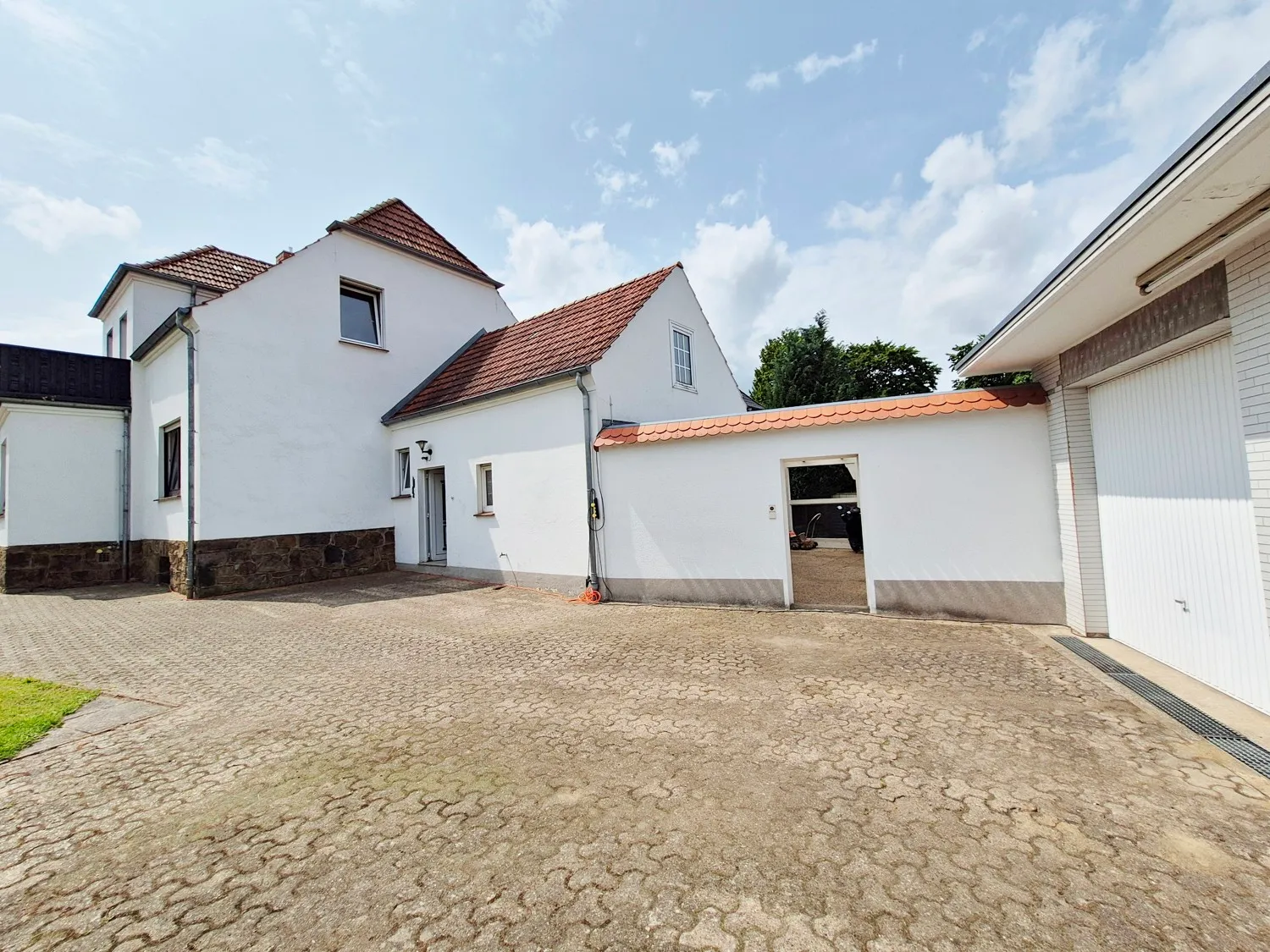 Hof mit Doppelgarage