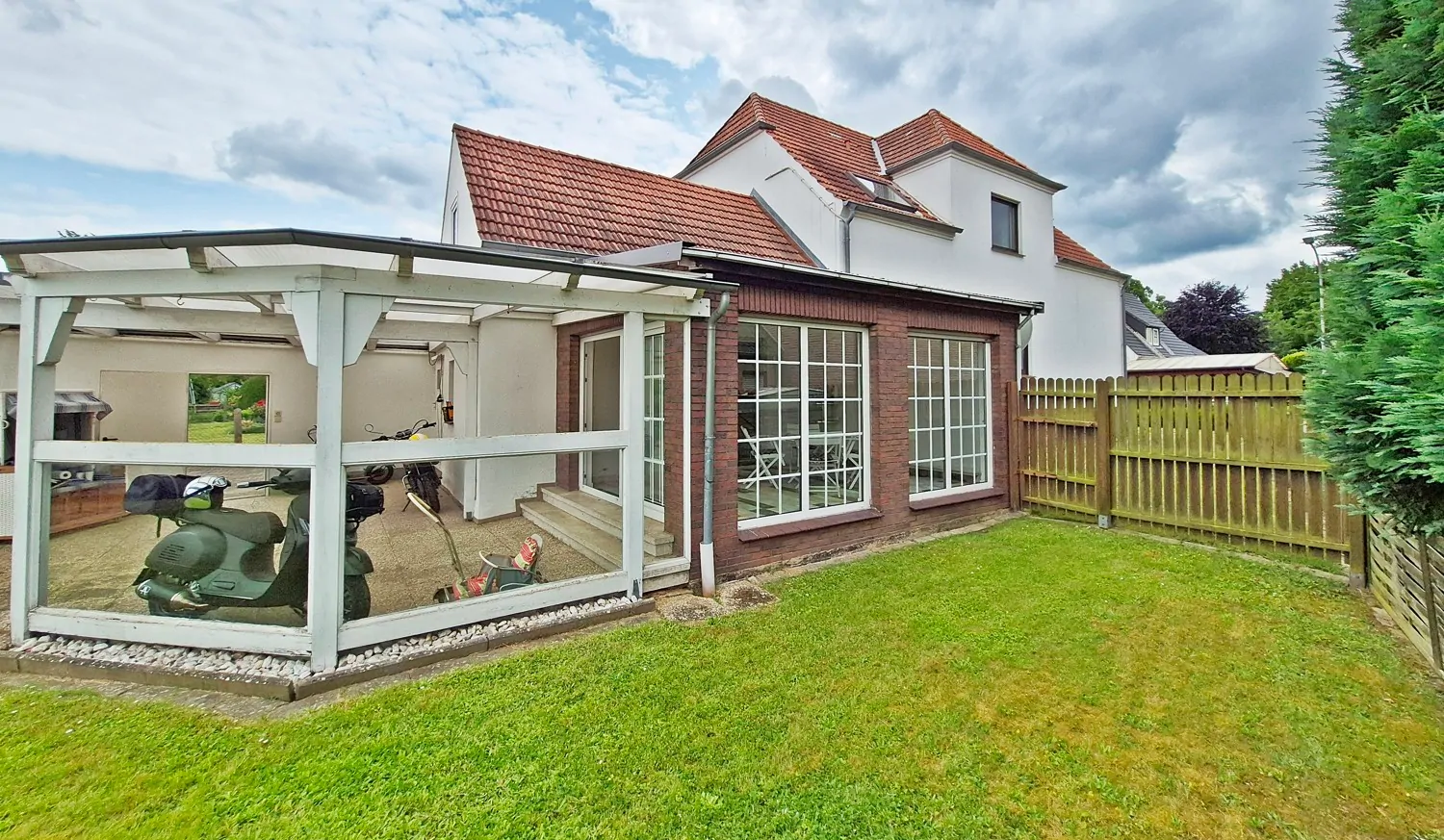 Blick auf die überdachte Terrasse