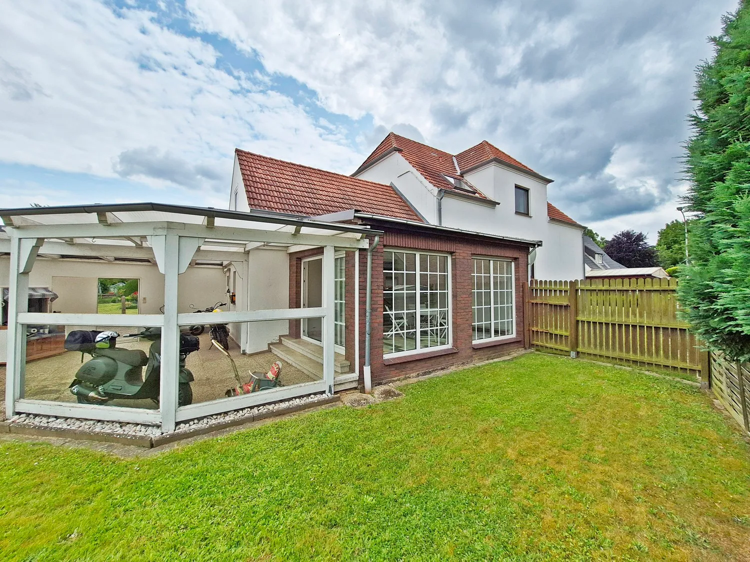 Blick auf die überdachte Terrasse