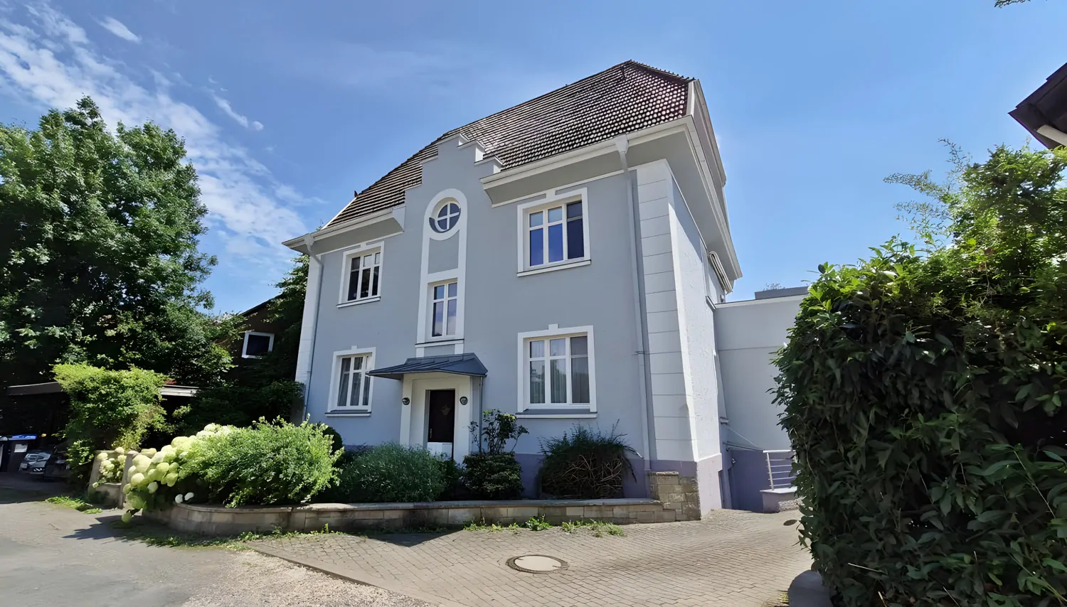 Hausansicht mit Carport