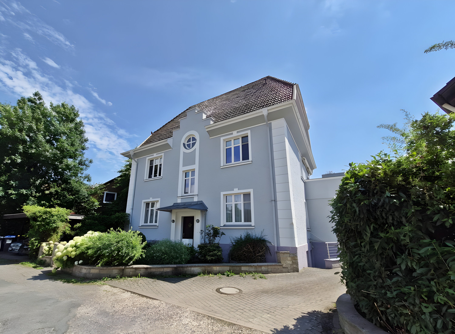 Hausansicht mit Carport