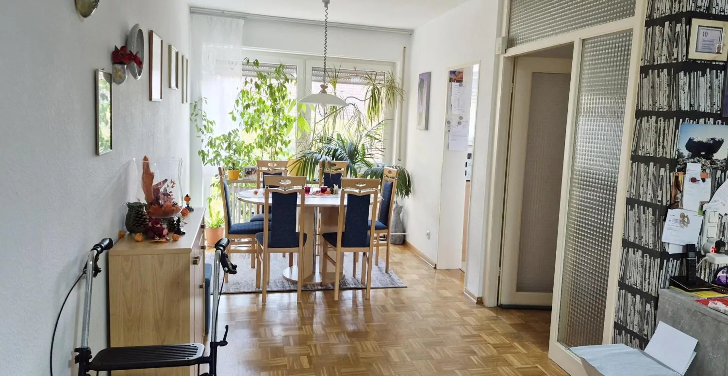 Schöne Wohnung mit 2 Zimmern, zentral gelegen, inklusive Garage