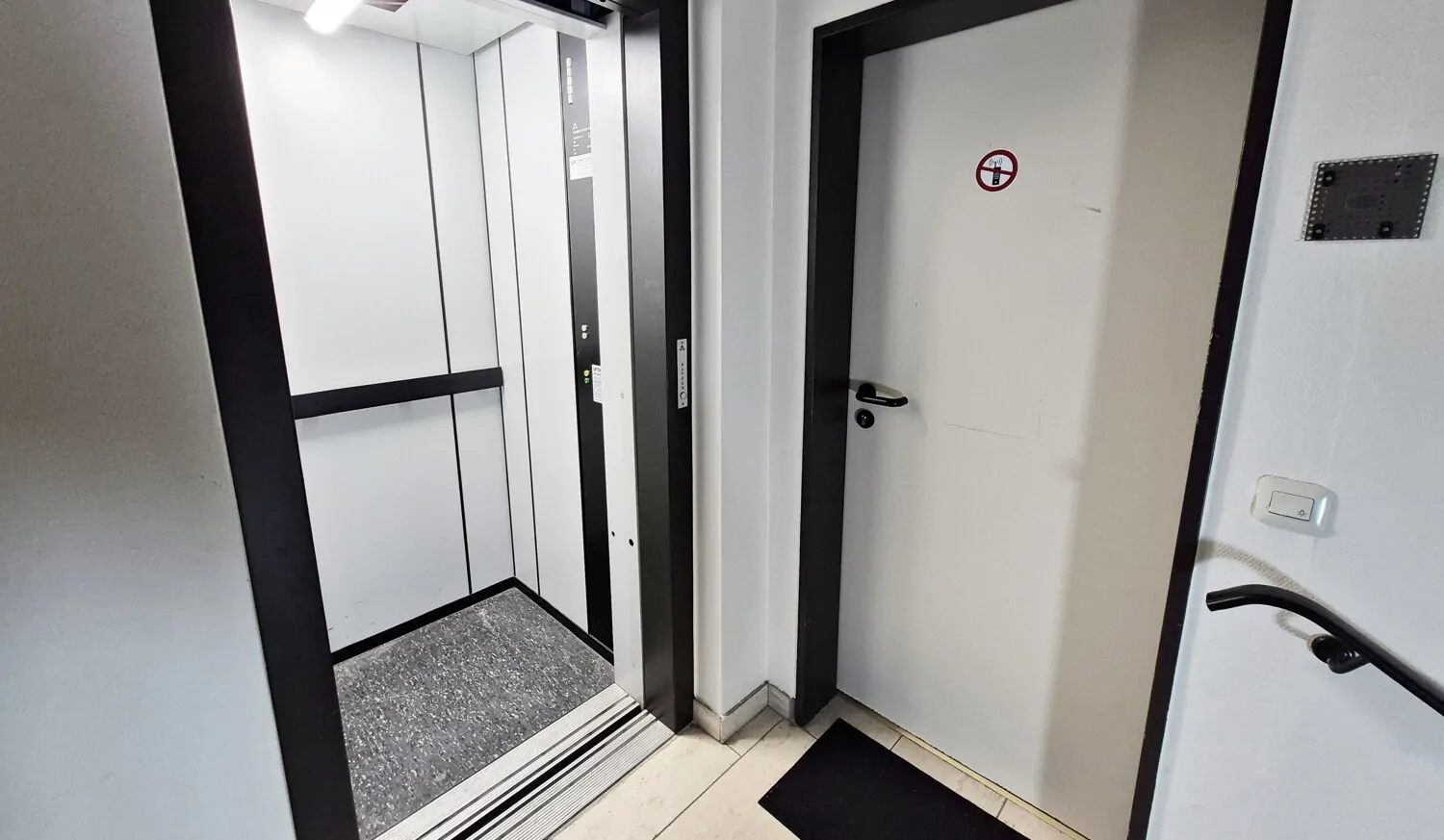 Treppenhaus mit Aufzug