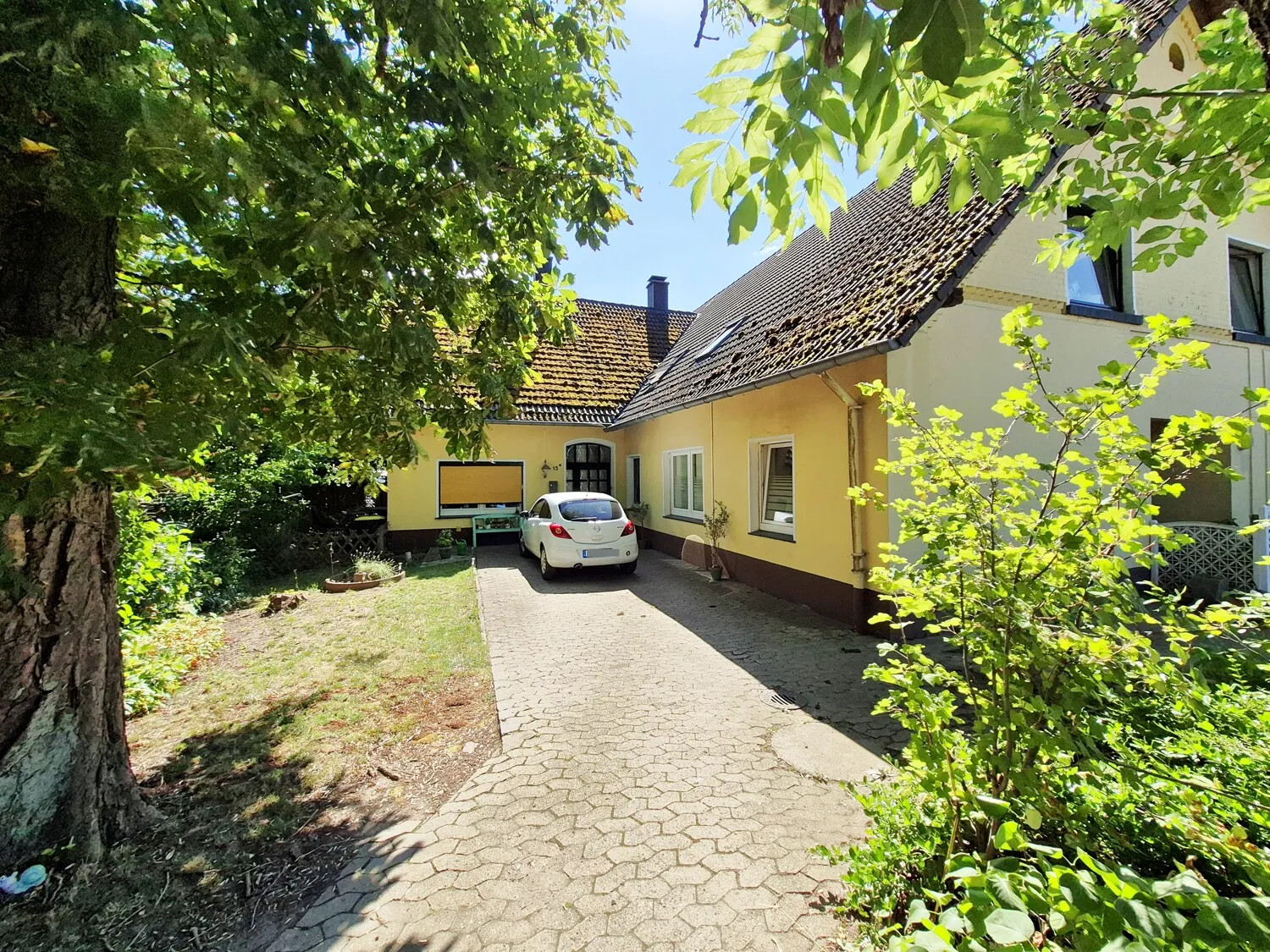 Parkfläche vor dem Haus