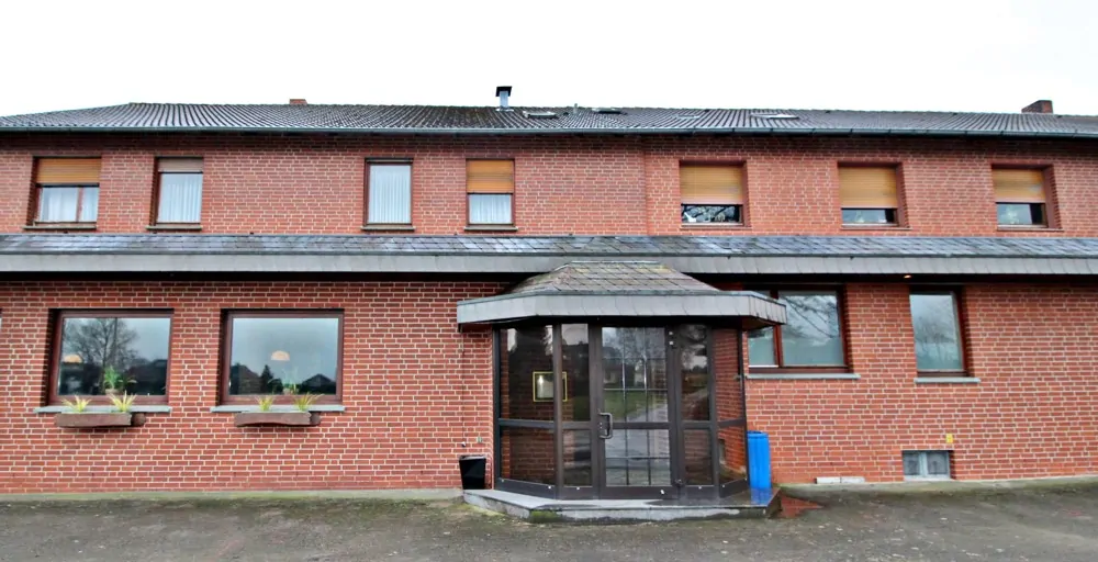 Parfläche vor dem Haus