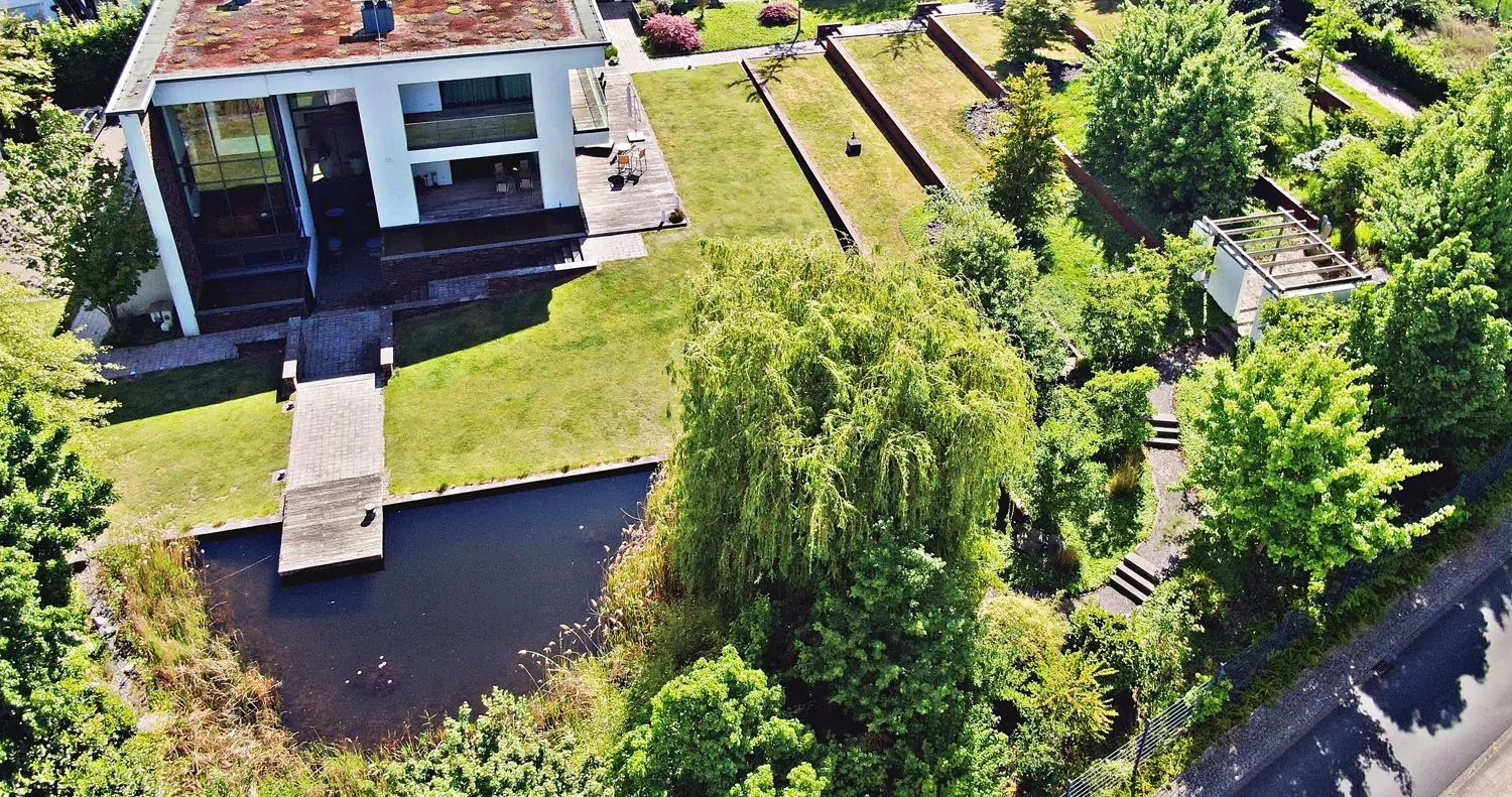 Seitenansicht mit Teich