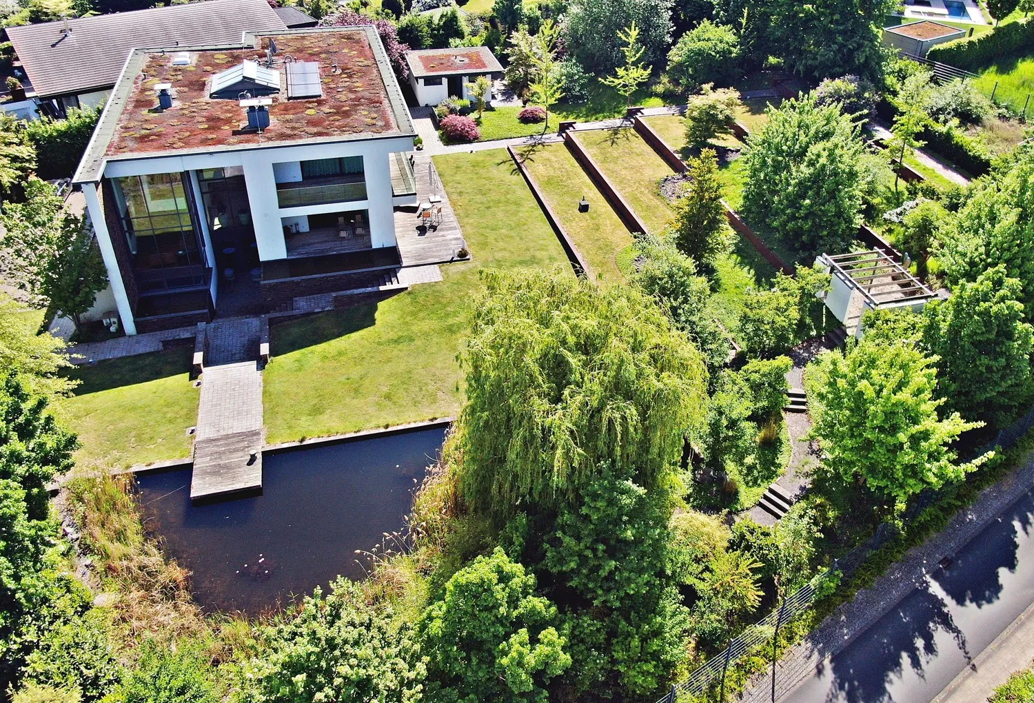 Seitenansicht mit Teich