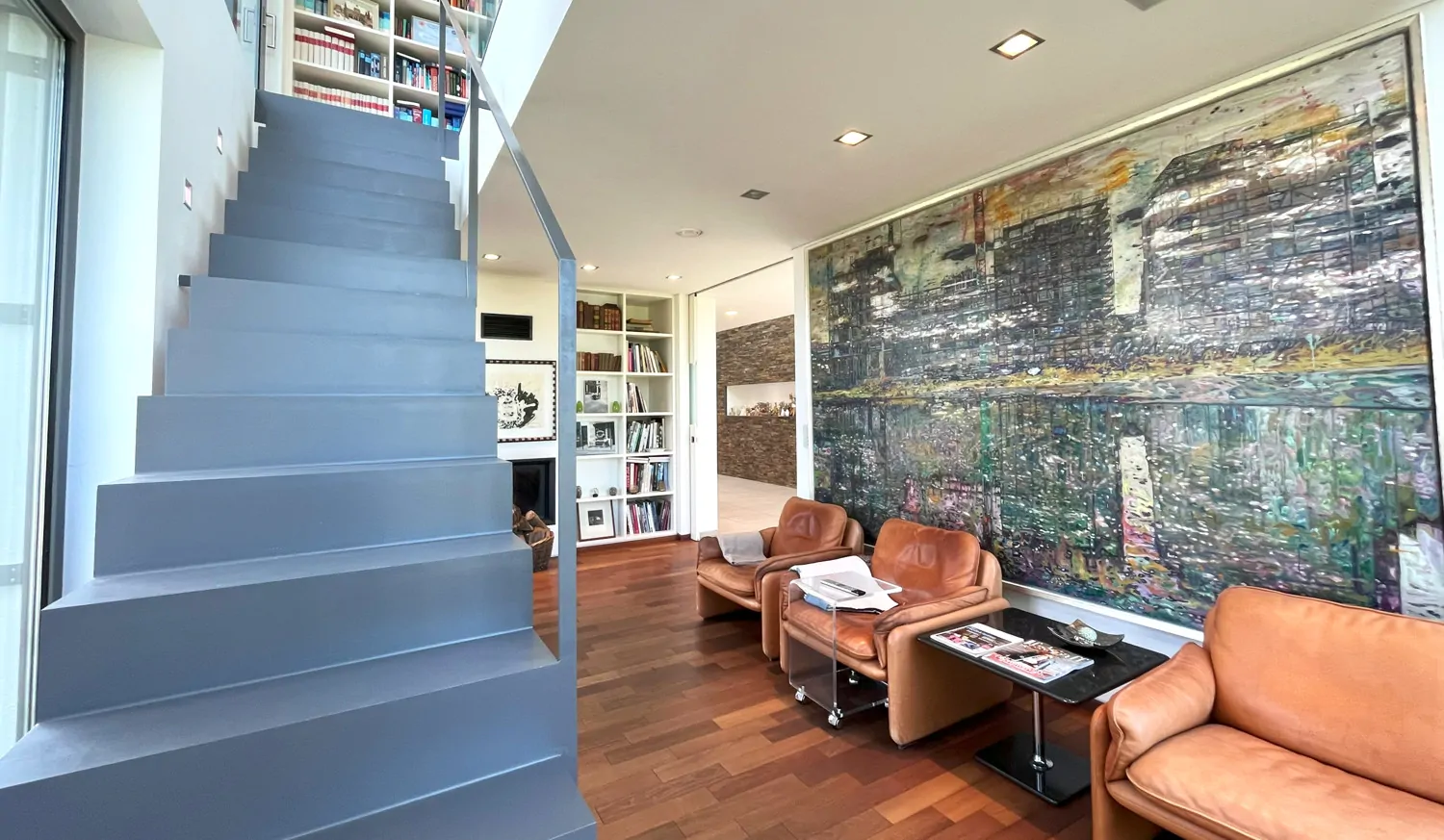 Bibliothek mit Zugang zum OG