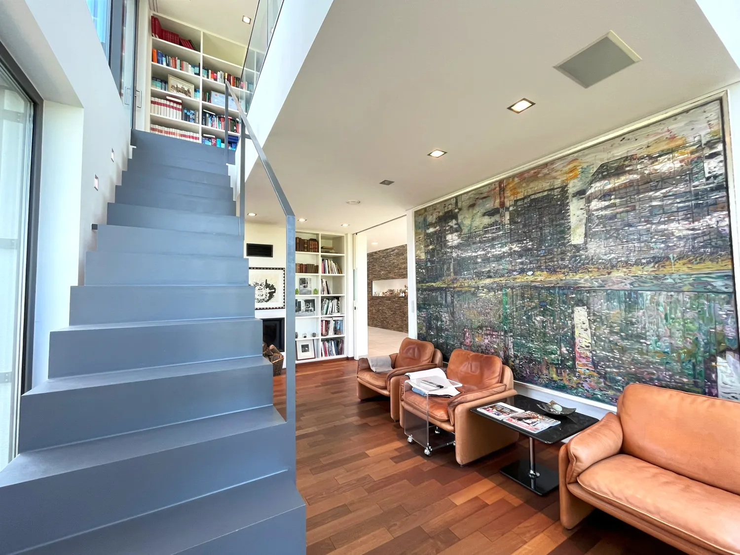 Bibliothek mit Zugang zum OG