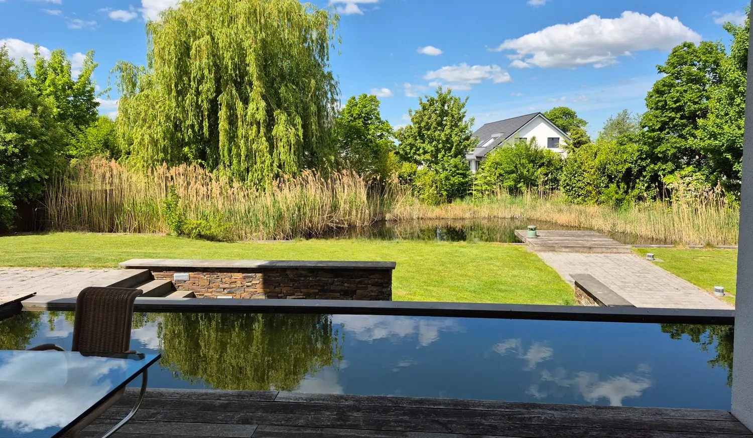 Fensterblick auf die Terrasse