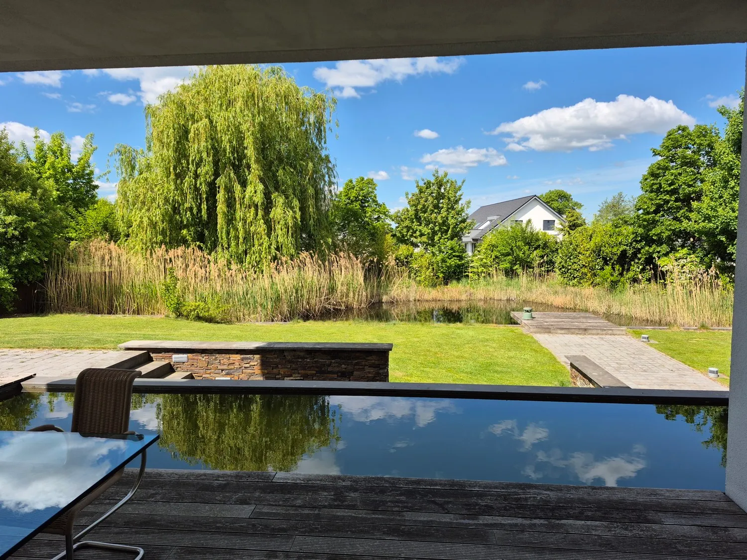 Fensterblick auf die Terrasse