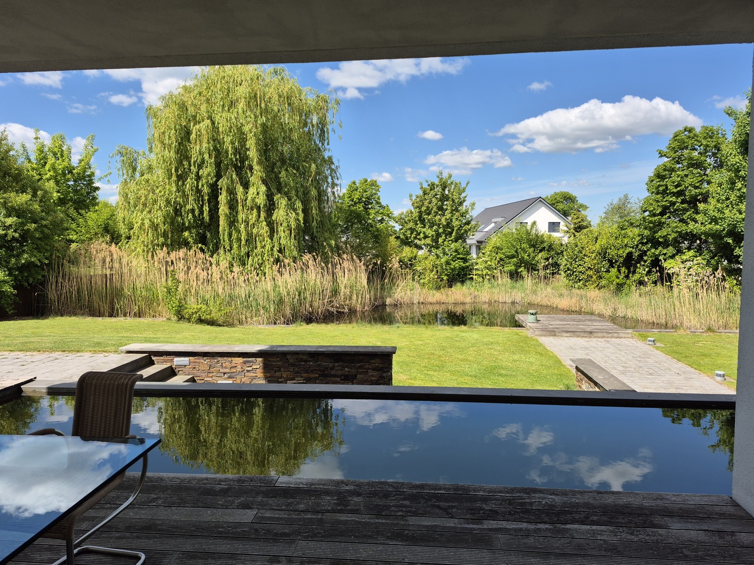 Fensterblick auf die Terrasse