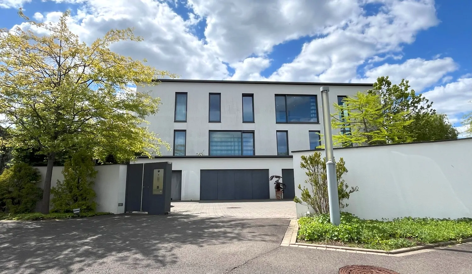 Frontalansicht mit elektr. Tor