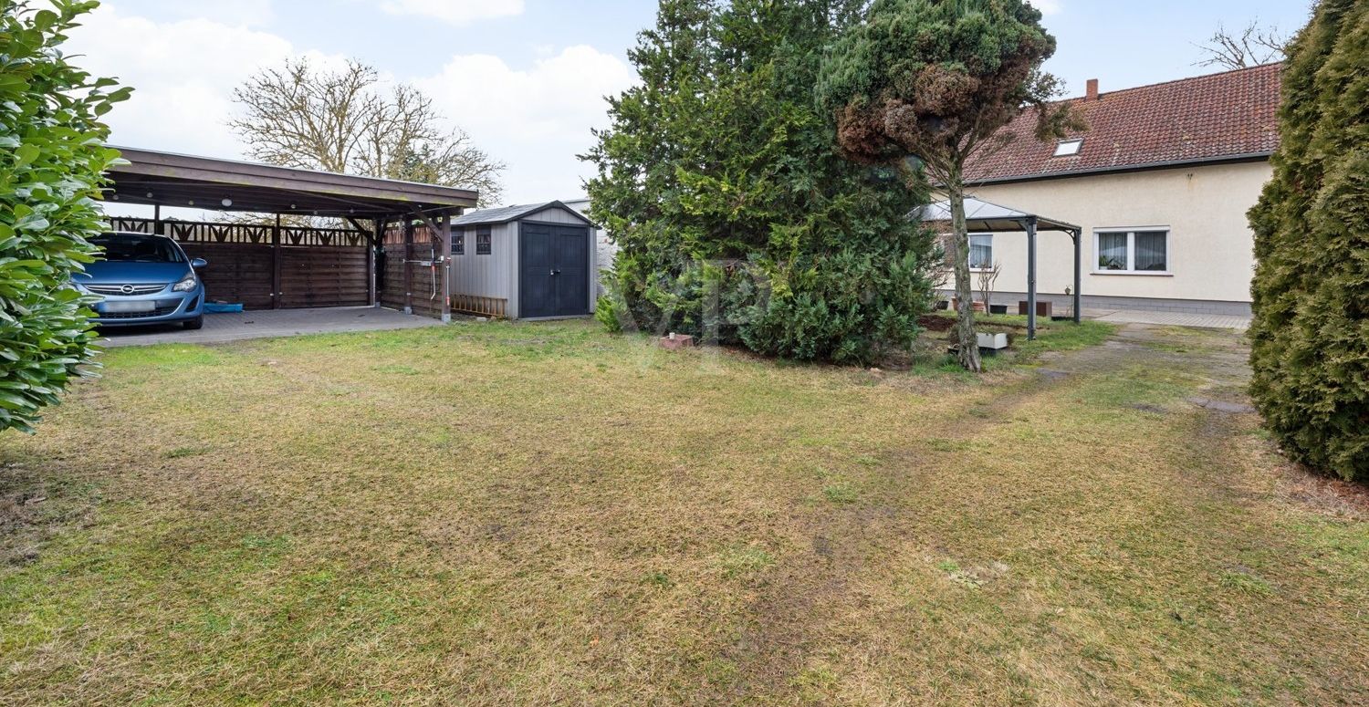 Blick in den Garten mit Doppelcarport