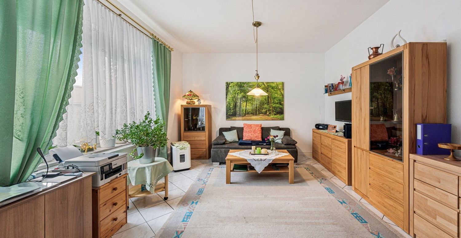 geräumiges Arbeitszimmer