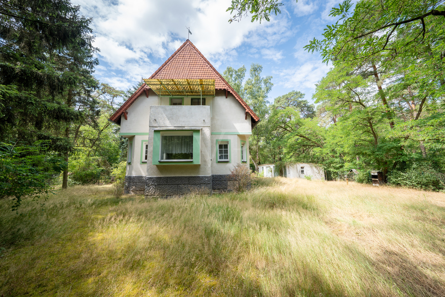 Hausansicht mit Balkon