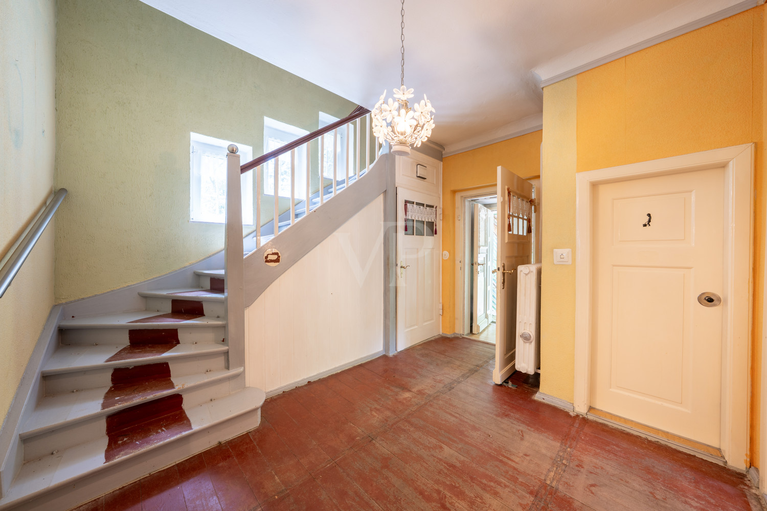großzügige Diele und Treppe