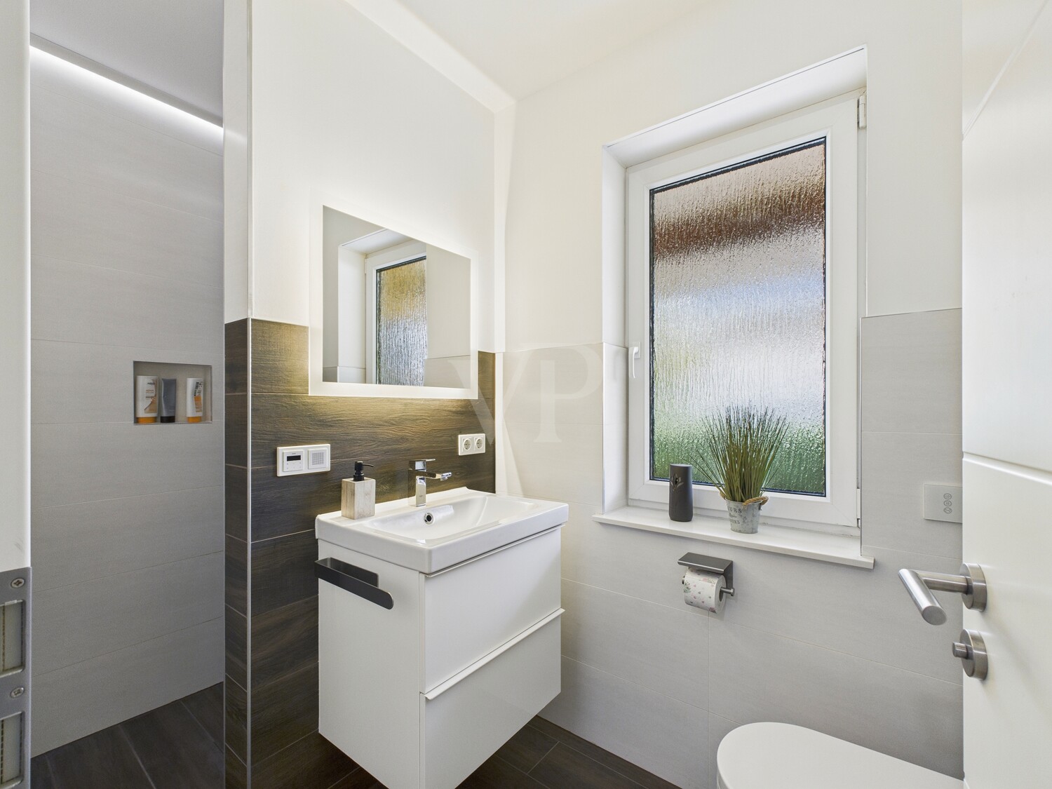 Gäste WC mit Dusche und Fenster im Erdgeschoss