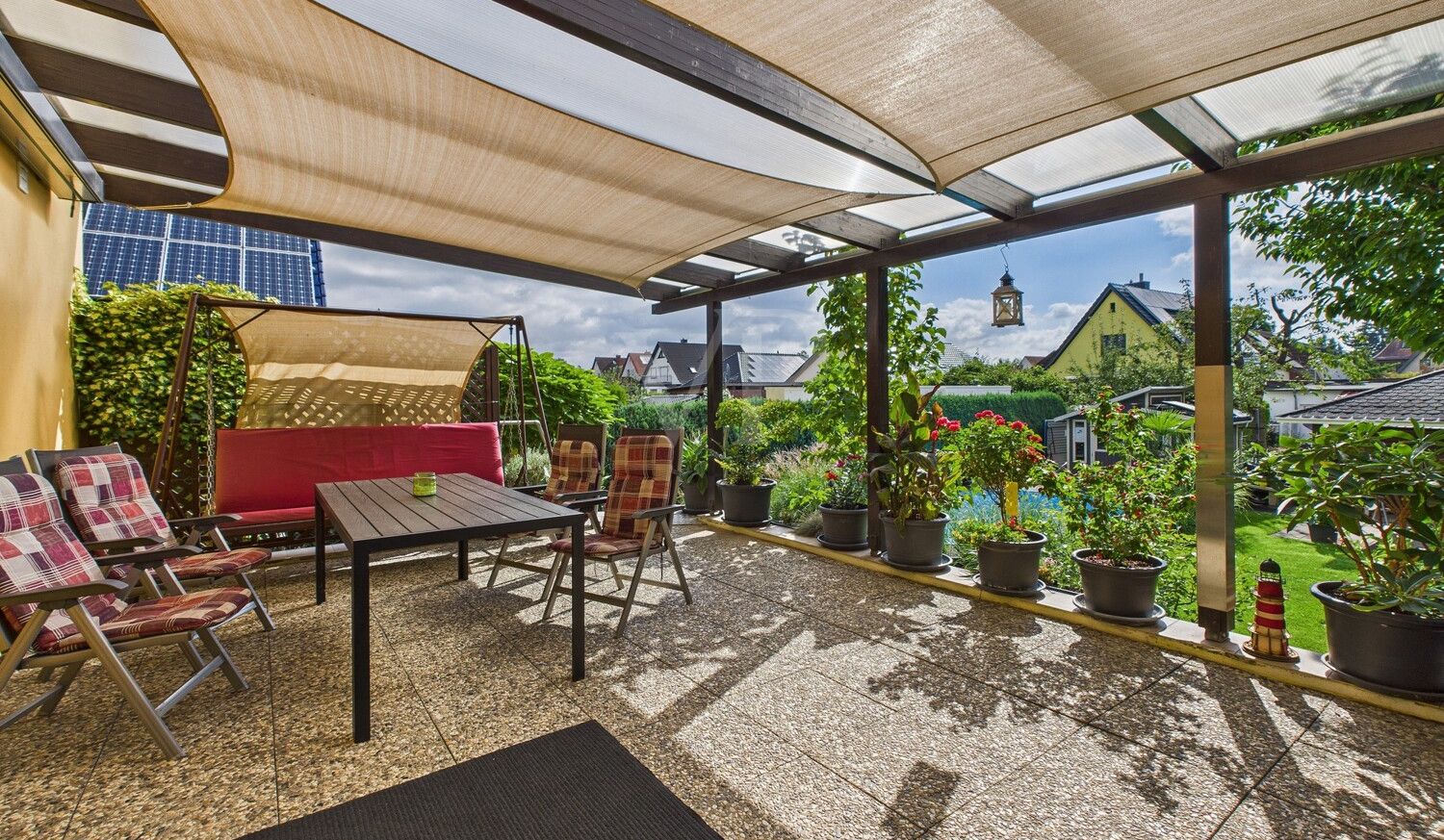 Überdachte Terrasse mit elektrischer Markise