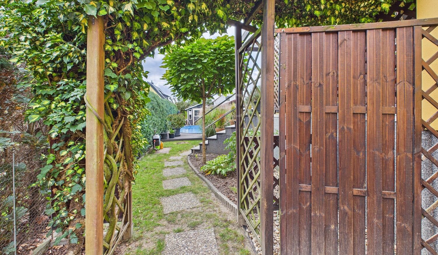 Durchgang in den nach Hinten ausgerichteten Garten
