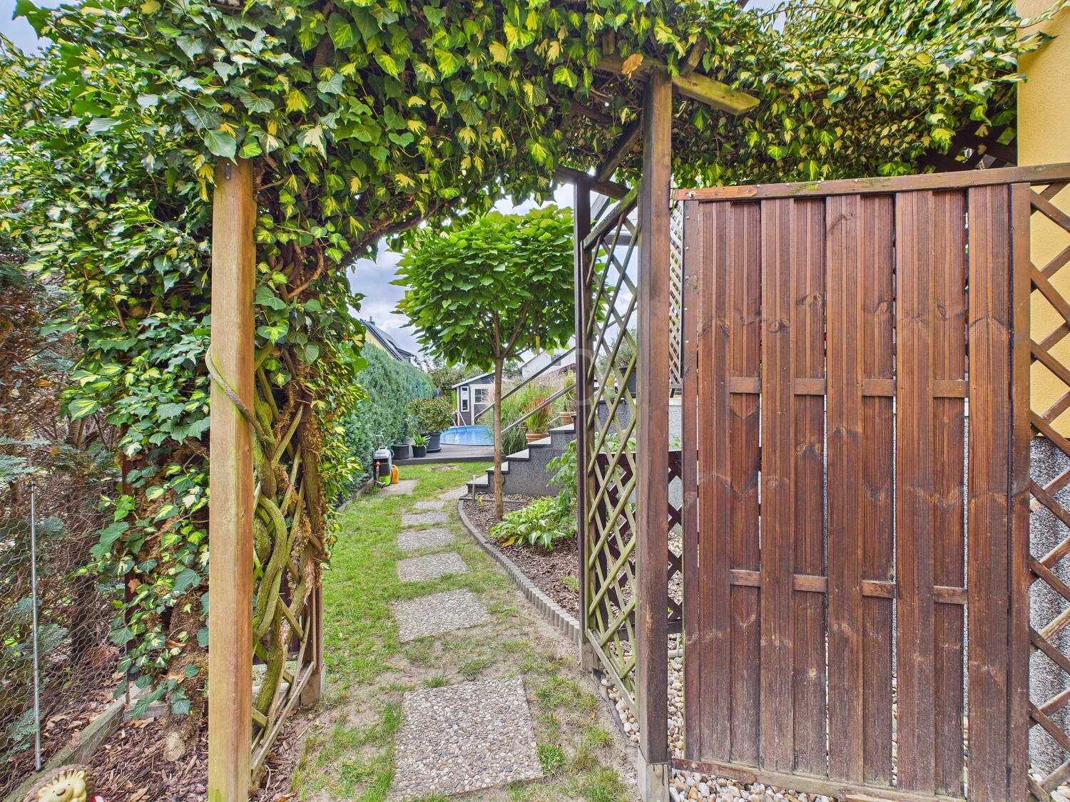 Durchgang in den nach Hinten ausgerichteten Garten