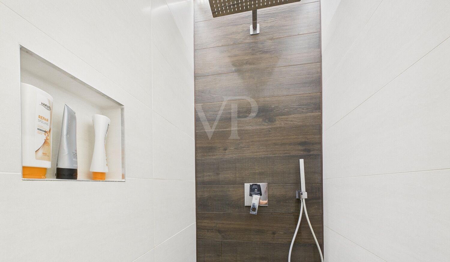 Gäste WC mit Dusche und Fenster im Erdgeschoss