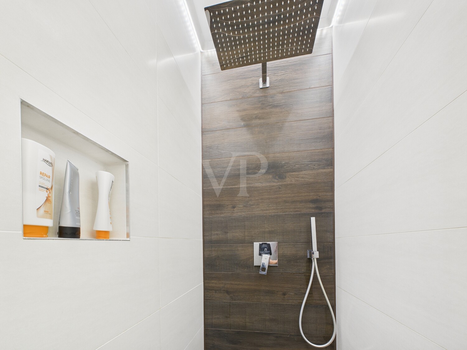 Gäste WC mit Dusche und Fenster im Erdgeschoss