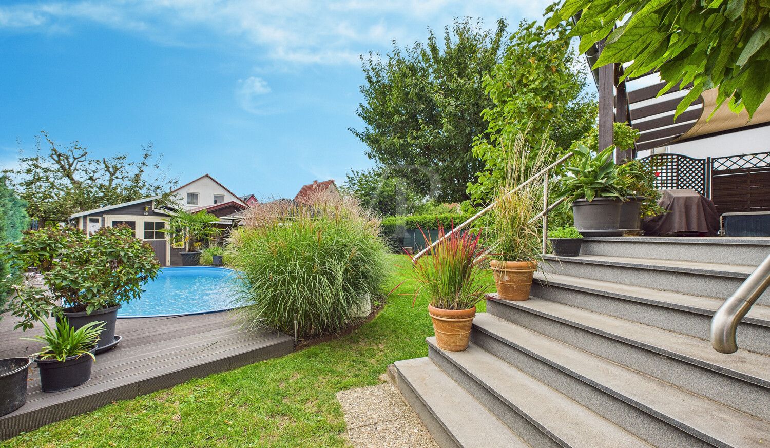 Terrassenabgang zum Gartenbereich
