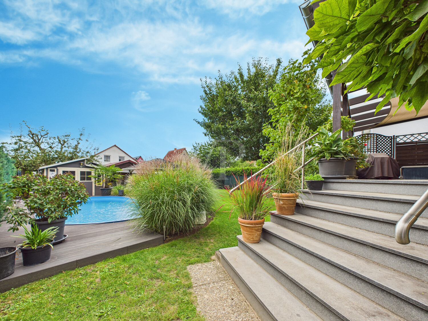 Terrassenabgang zum Gartenbereich