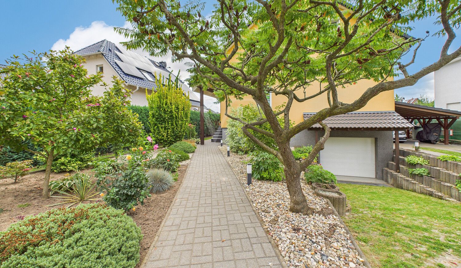 Beleuchteter Weg zum Haus