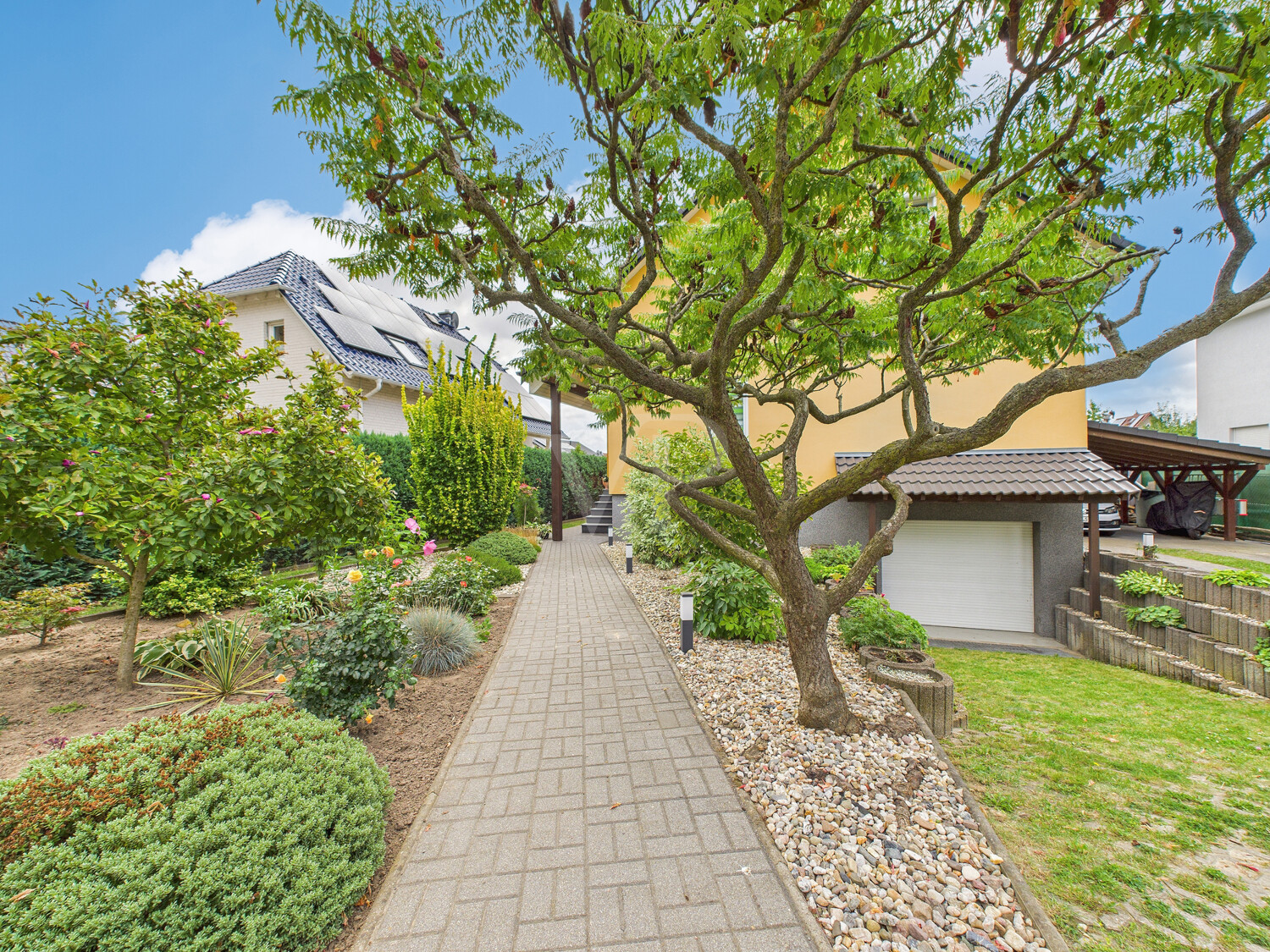 Beleuchteter Weg zum Haus