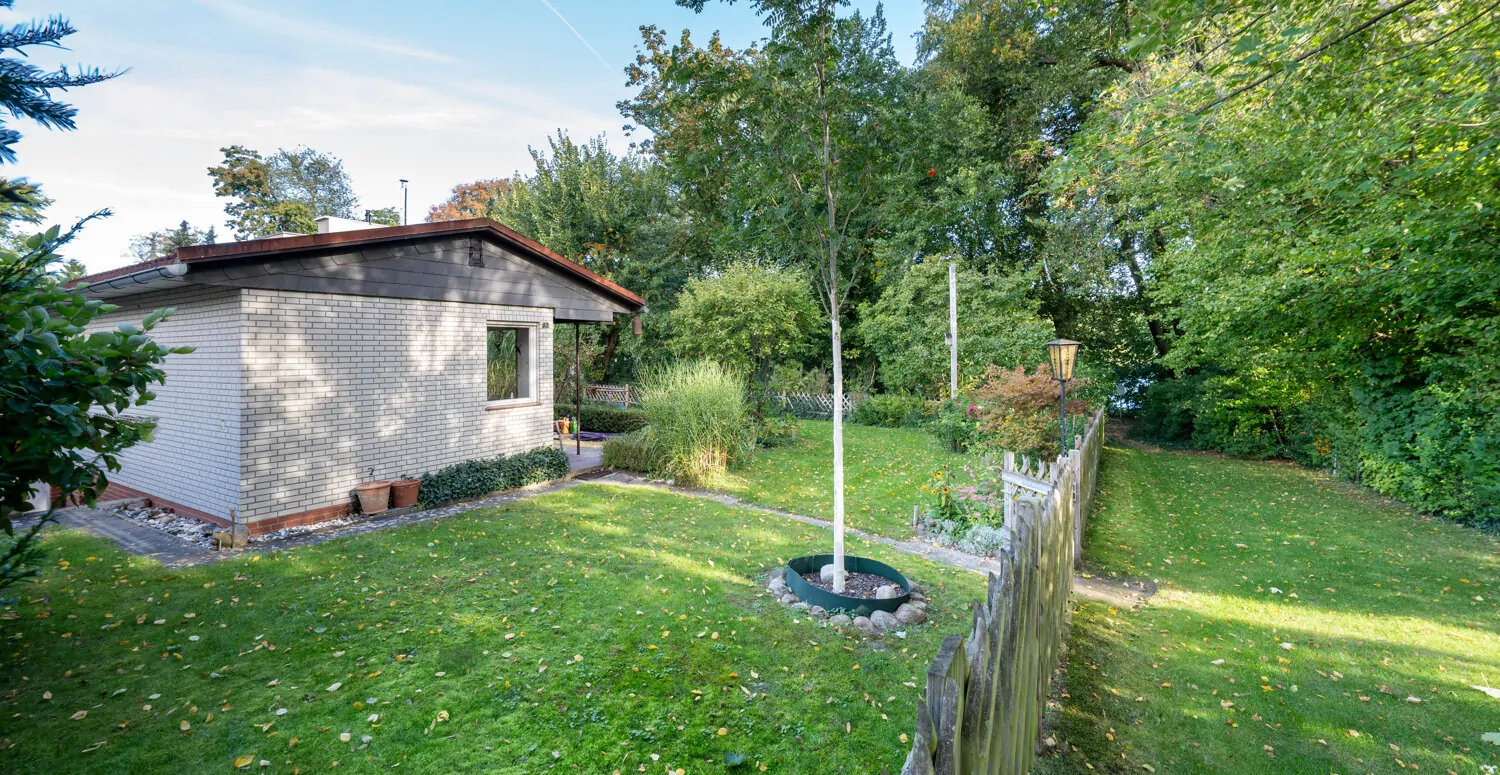 Grundstück mit Laube